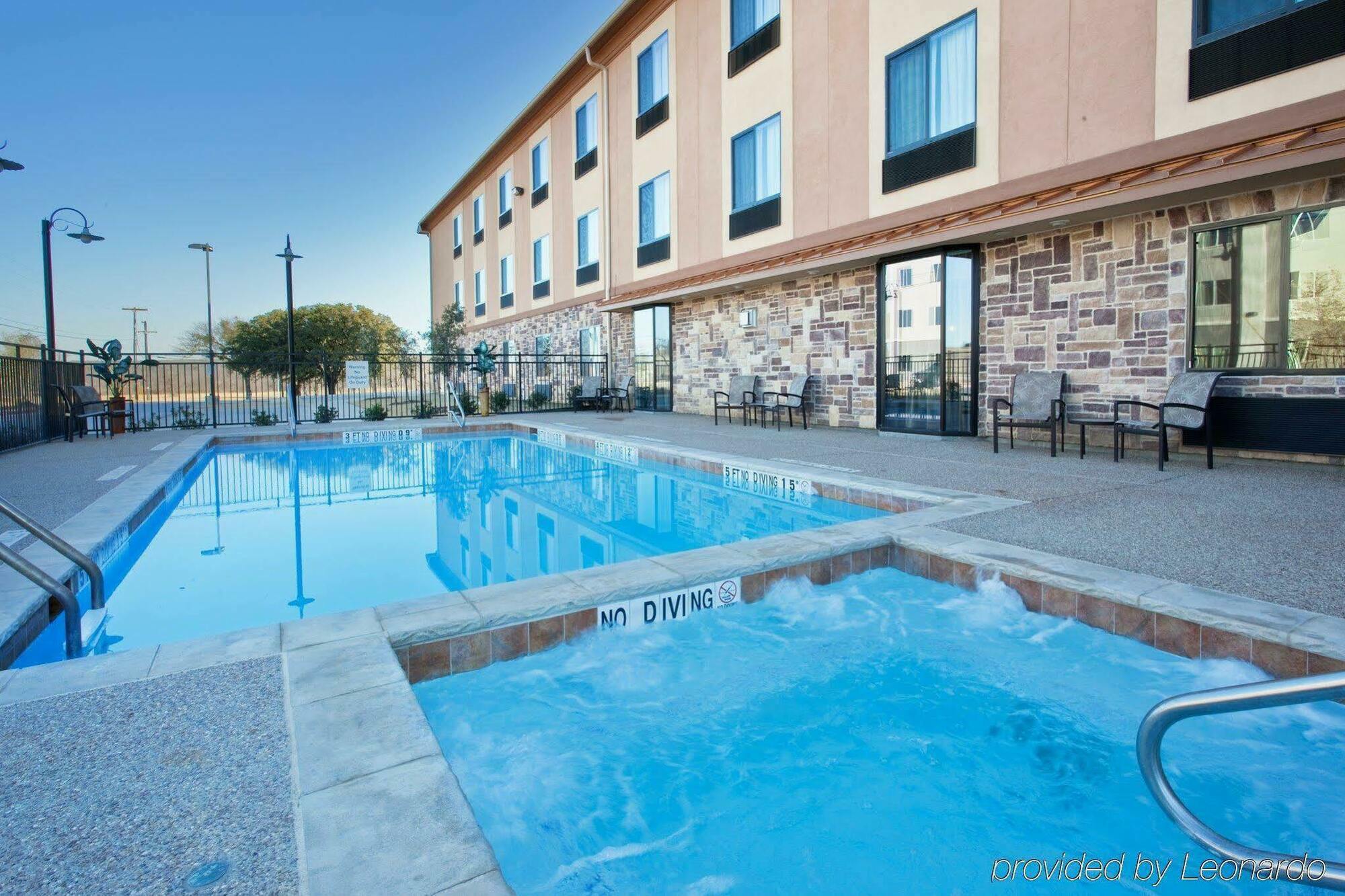 Red Lion Inn & Suites Mineral Wells Buitenkant foto